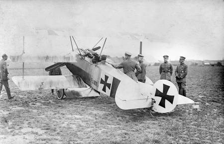 Richthofen and Falkenhayn standing in front of a Fokker Dr.I triplane, 1918